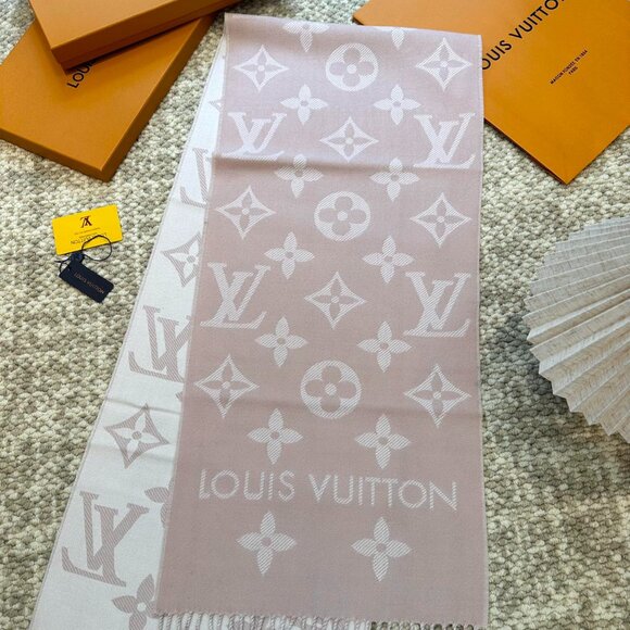 New Louis Vuitton Scarf - Picture 2 of 8